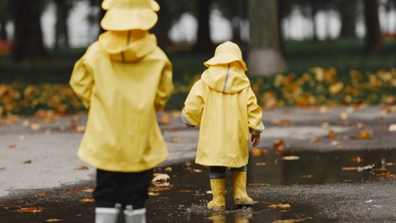 kids-autumn-park-children-yellow-raincoats-people-having-fun-outdoors_1157-42355