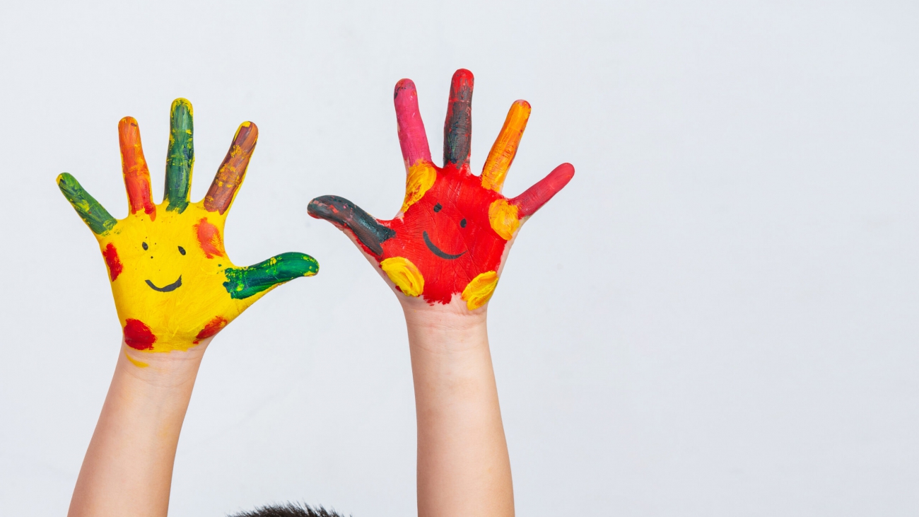 The hands of the child who smeared on the gray background.