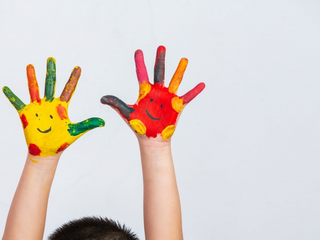 The hands of the child who smeared on the gray background.